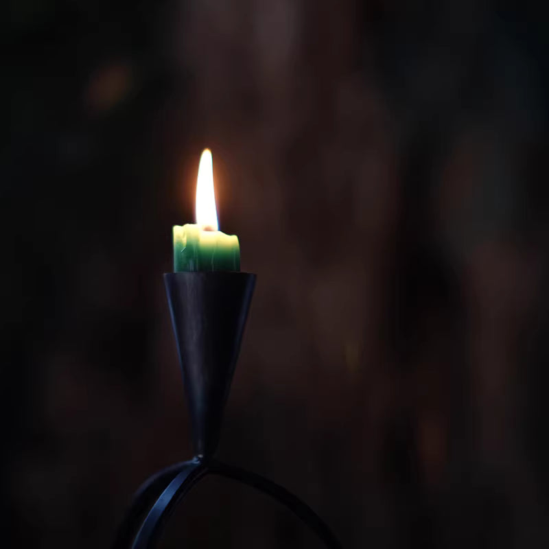 🌟🌟The three-cornered candlestick lights up the dining table, instantly filling the atmosphere.