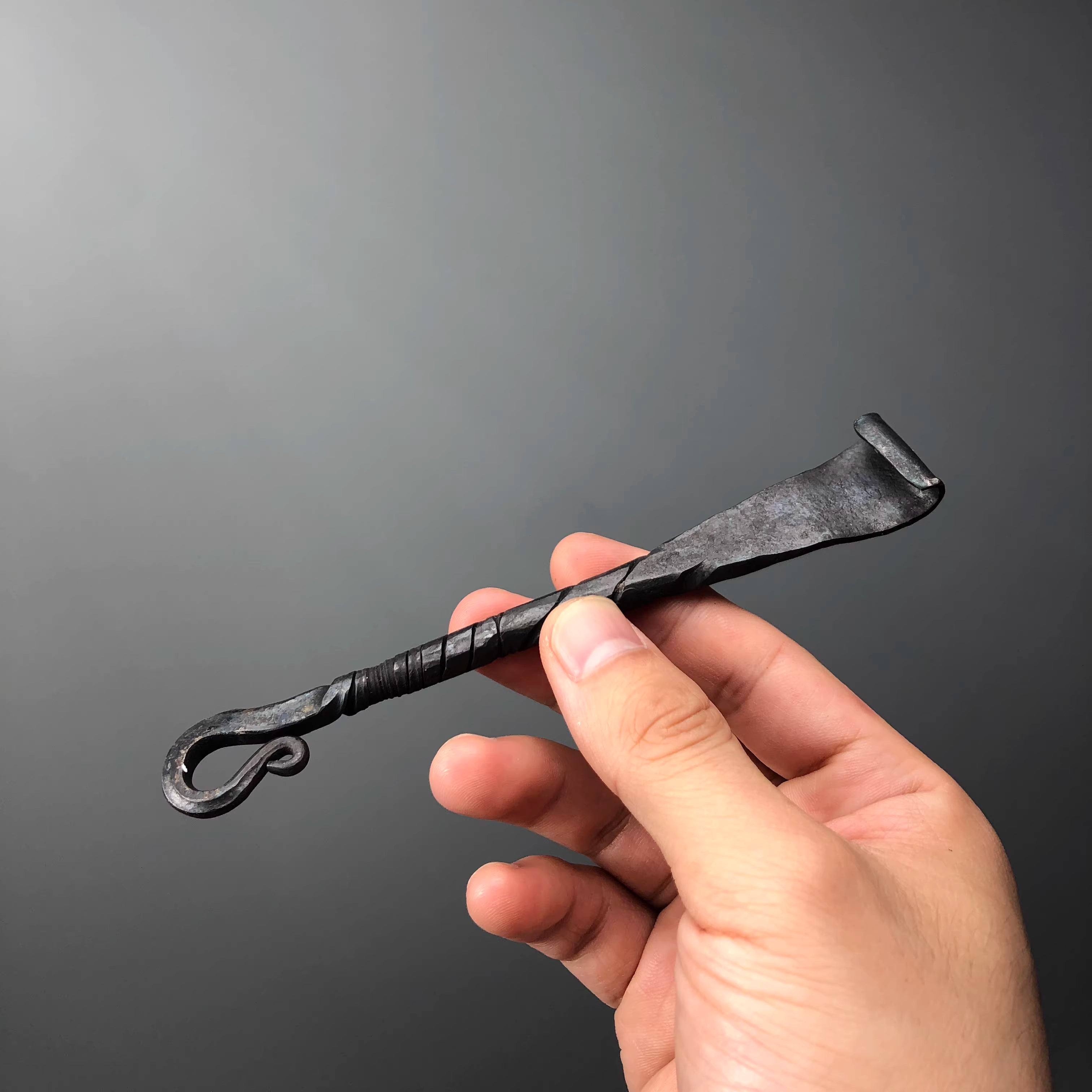 🌟🌟The bottle opener is suitable for opening beer bottles, making it convenient to use