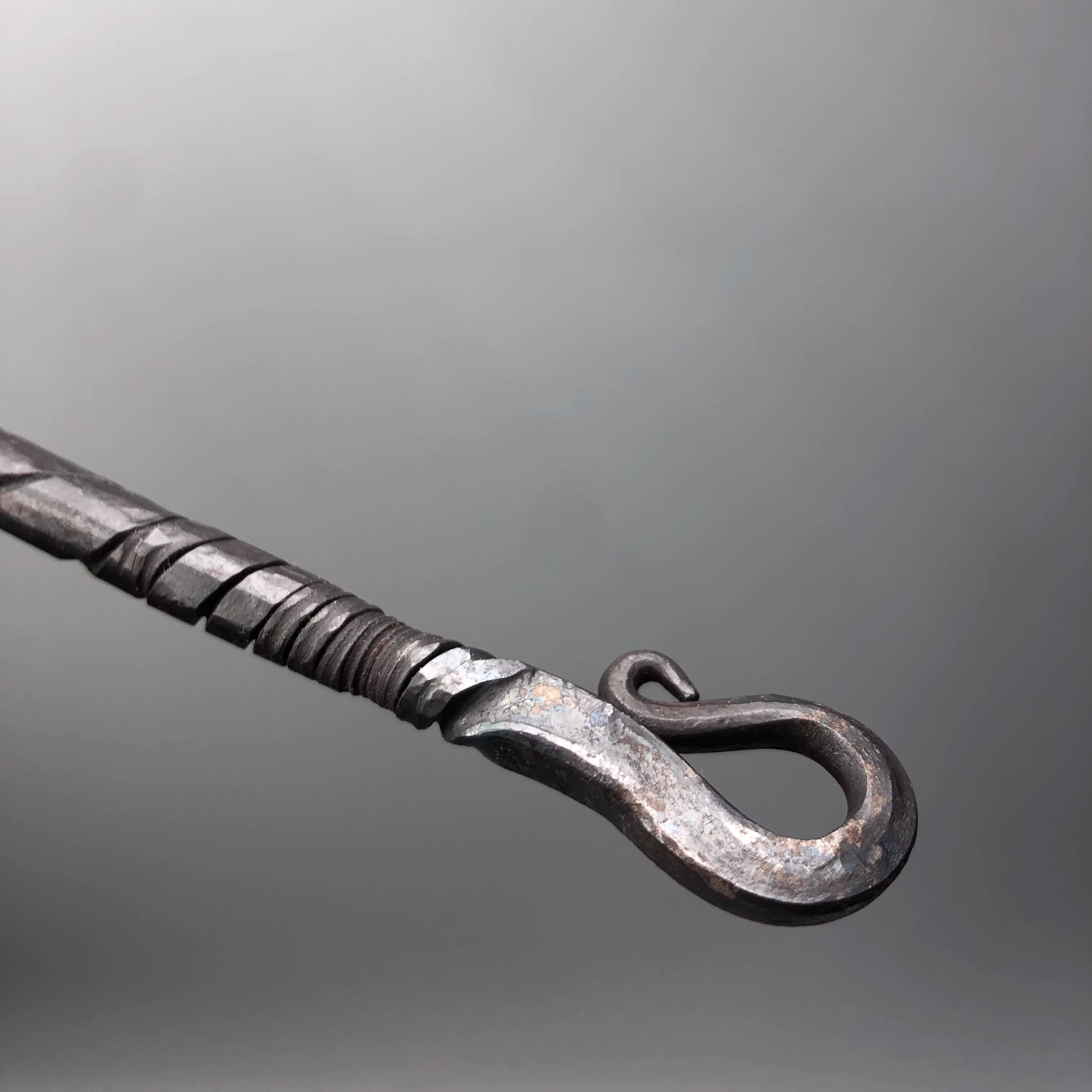 🌟🌟The bottle opener is suitable for opening beer bottles, making it convenient to use